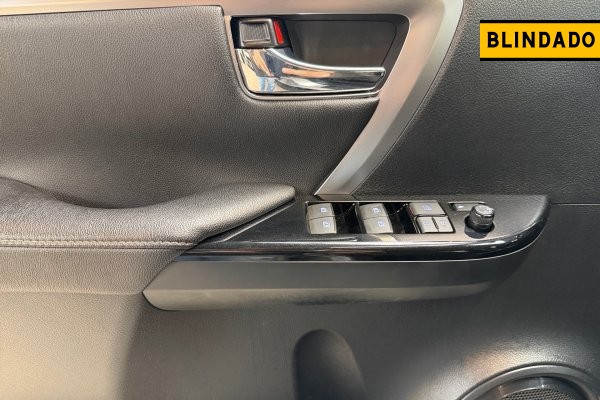 TOYOTA HILUX SW4 2.8 D-4D TURBO DIESEL SRX PLATINUM 7L 4X4 AUTOMÁTICO 2024/2024